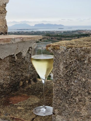 wine-glass-at-baglio-oneto